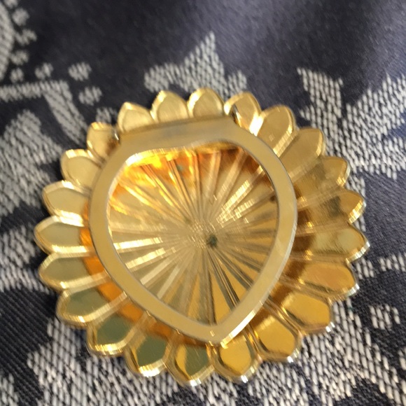 Golden tie clip with flower design - Picture 2 of 2